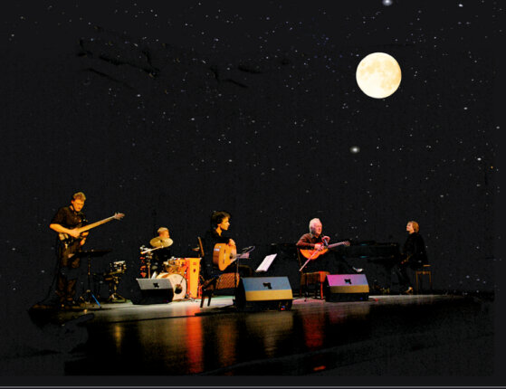 Luna Blanca bei einem Auftritt mit Gitarren und Percussion